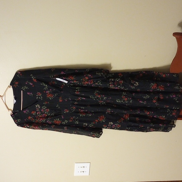 NEW Flattering Black Floral Dress - Picture 1 of 4